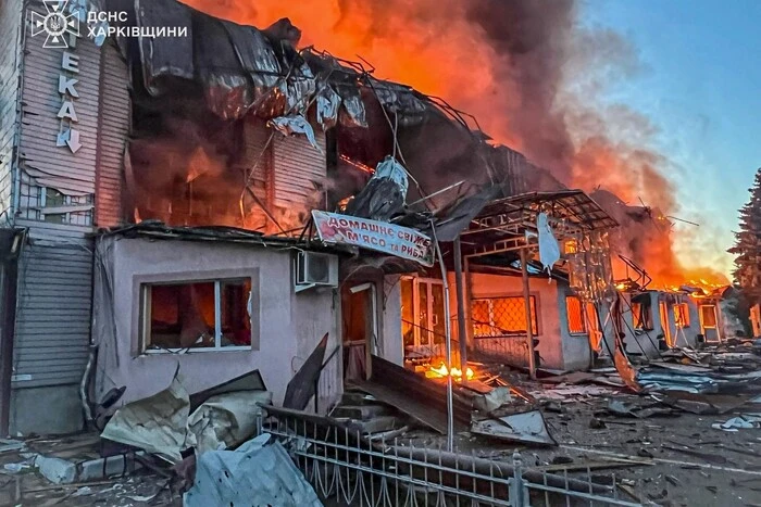 Росіяни масовано атакували селище на Харківщині: є постраждалі, згоріли магазини