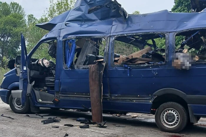 Росіяни вбили сімʼю ударом по рейсовому автобусу на Сумщині – Зеленський