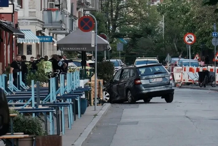 Автомобиль въехал в толпу