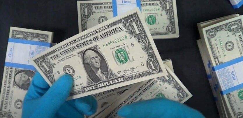Der Kurs des Dollars und des Euros bis Ende Mai: Analyst nennt alarmierende Signale für die Ukraine