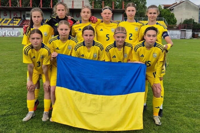 Девочки сборной Украины празднуют победу в серии пенальти