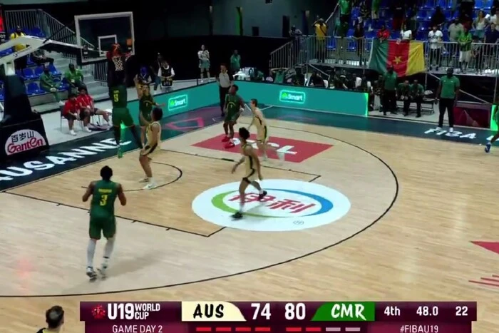 Ein Basketballspieler hat den Ball in seinen eigenen Korb in einem entscheidenden Moment des Weltmeisterschaftsspiels geworfen (Video)
