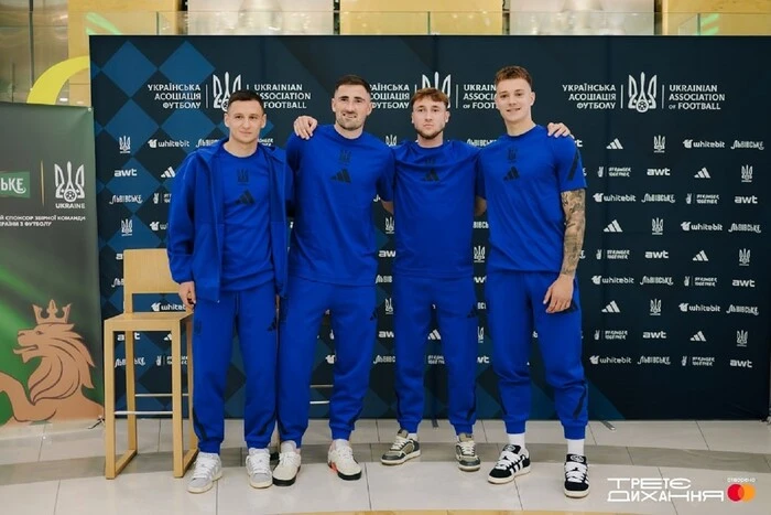 Игроки сборной Украины по футболу провели встречу с болельщиками