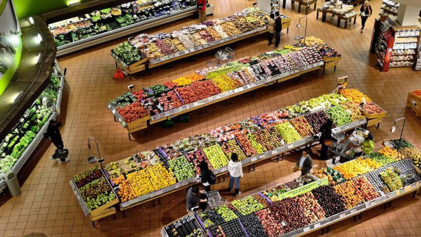 Not affordable for everyone: Ukrainians were shown the prices for young potatoes, onions, strawberries, and blueberries in May