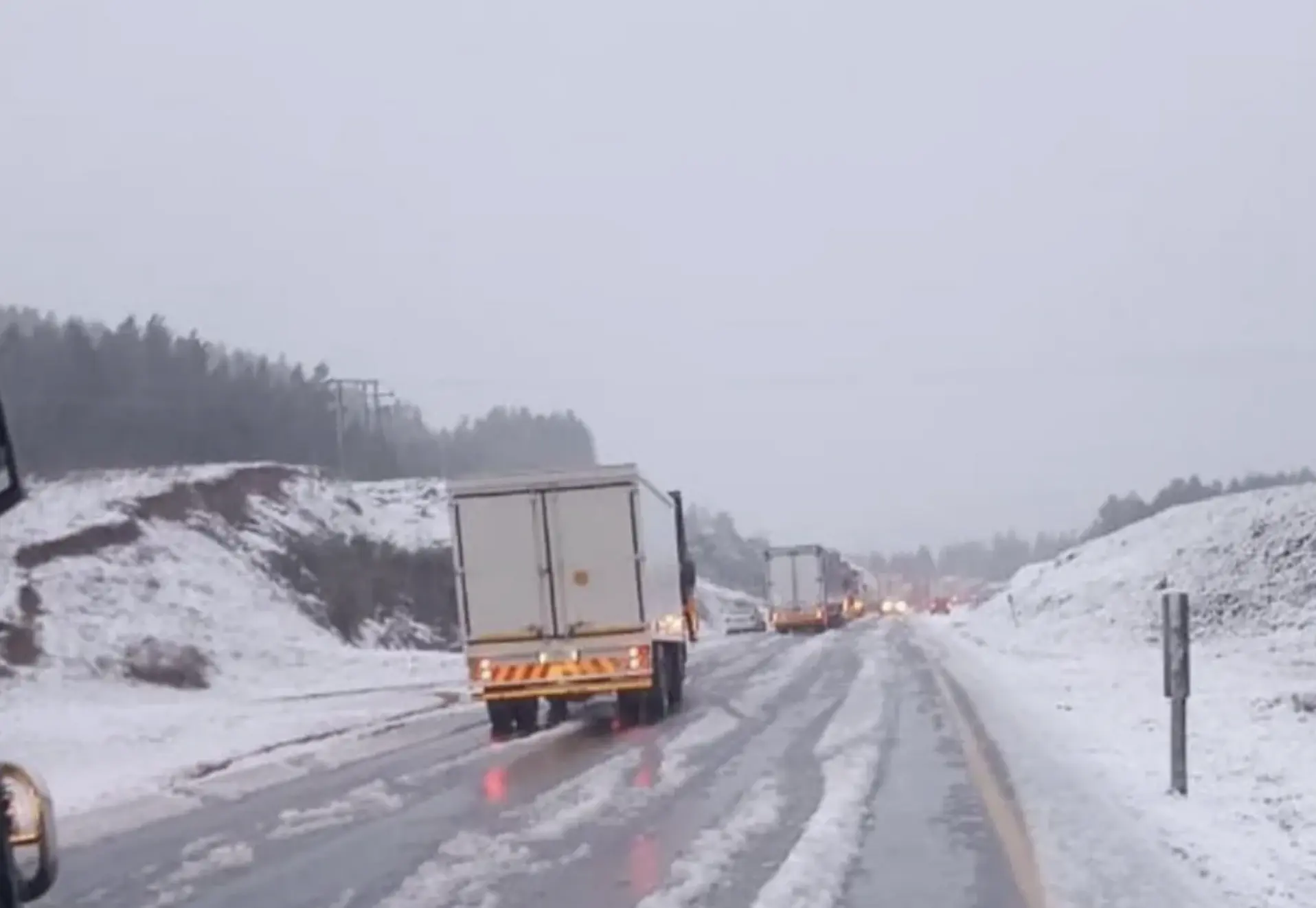 Minibus with schoolchildren: South Africa suffers from floods and snow