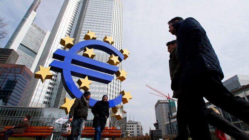 Euro rises amid Trump's attacks