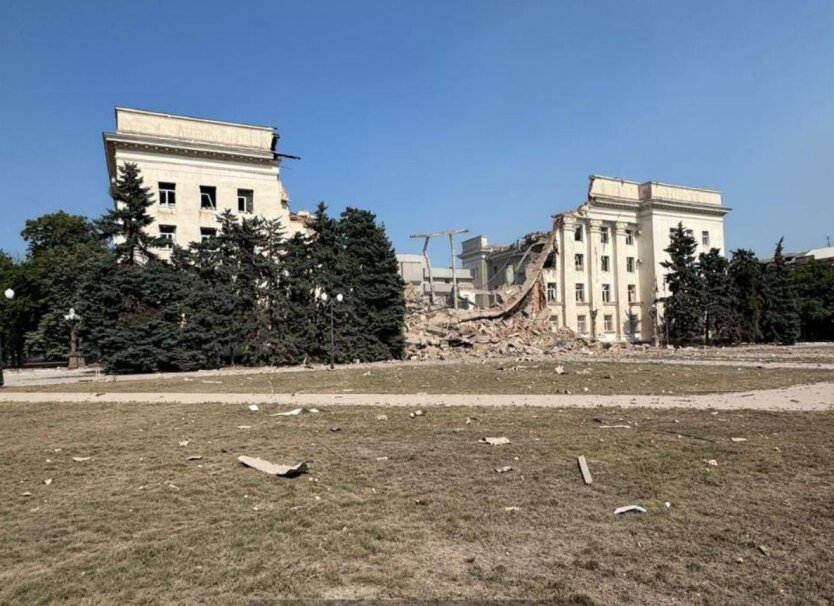 RF zniszczyła budynek ODA w Chersoniu ponownym atakiem: Umerow ogłosił systemowy terror i ludobójstwo