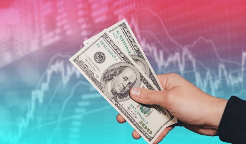 Украинцы начали активнее продавать наличные: как отреагировали обменники