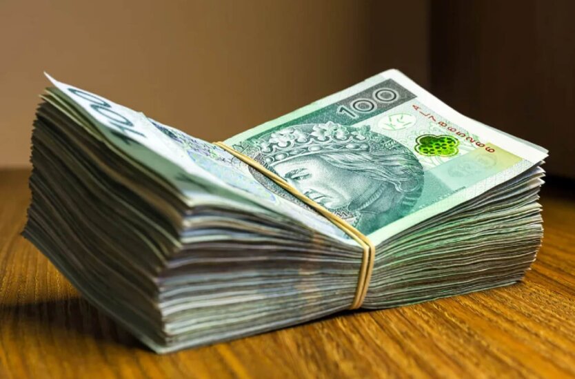 Graphics showing salary increases in Poland