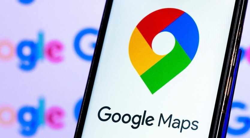 Водій Google Maps використовує смартфон