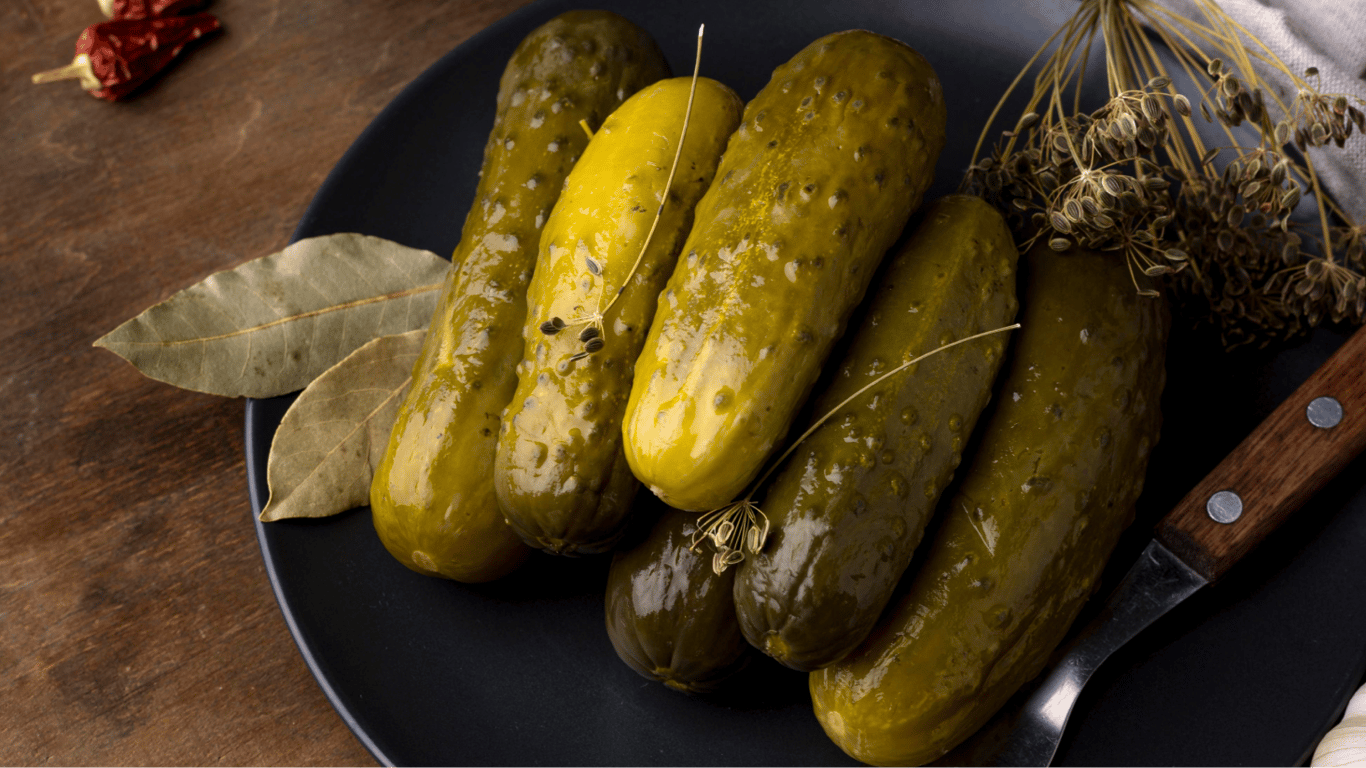 Damit eingelegte Gurken knusprig bleiben - welches Produkt sollte vermieden werden
