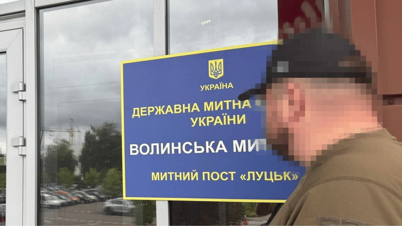 СБУ и ОГП проводят обыски на таможнях в трех областях