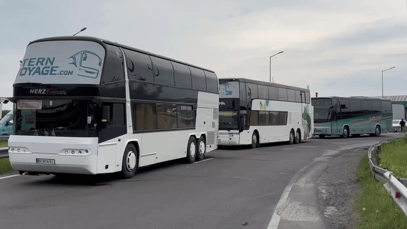 An einem der Grenzübergänge wird die Durchfahrt von Bussen eingeschränkt - Gründe