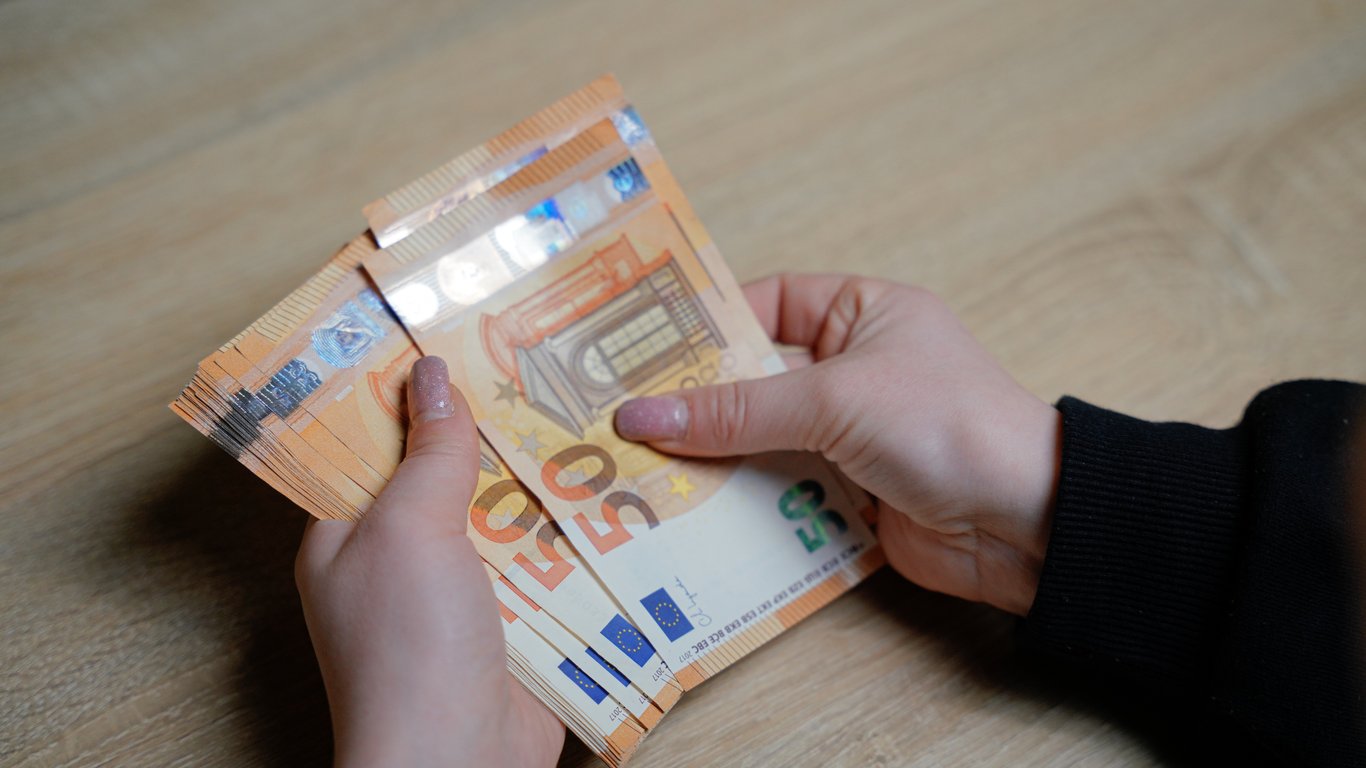 Banknot o nominale 1 tysiąca euro — czy naprawdę istnieje?