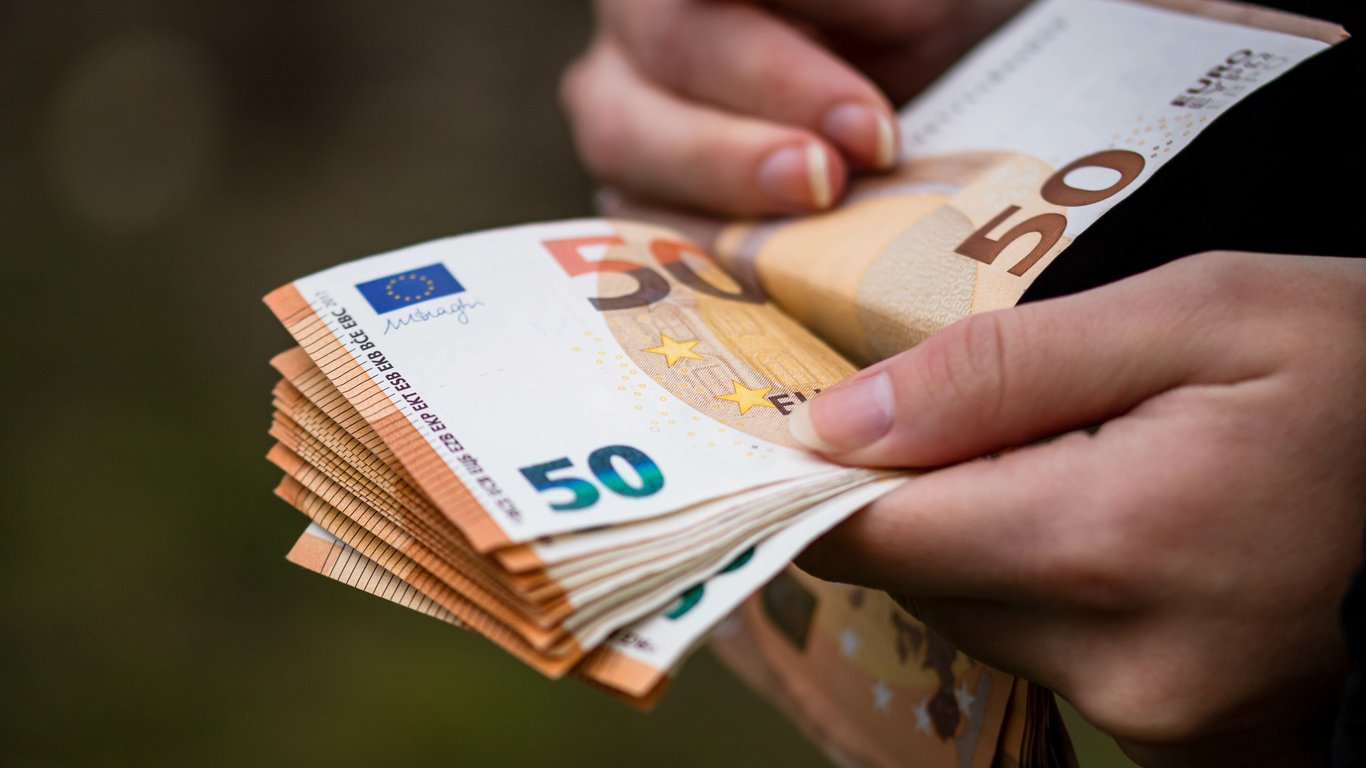 Німеччина перегляне виплати українцям — кому “уріжуть” допомогу