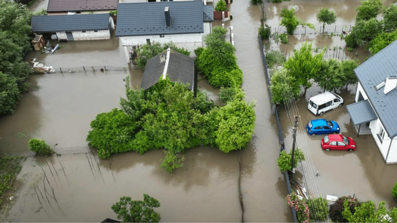 In der Region Lwiw hat ein Fluss nach Regenfällen mehrere Dörfer überschwemmt — Foto