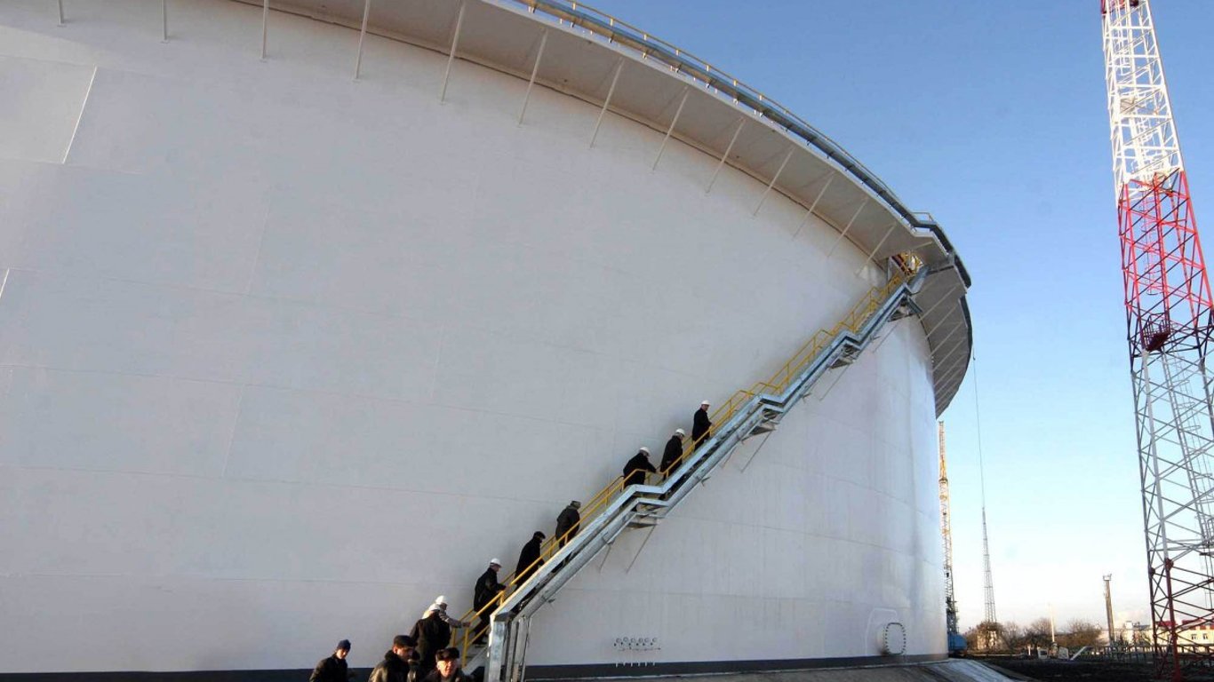 Barrel of oil - how many liters of raw material are actually in it