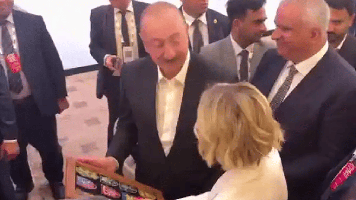 Aliyev received military badges from the Armed Forces of Ukraine as a gift and thanked the soldiers
